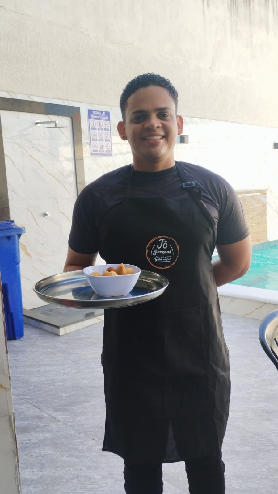 Garçom com bandeja